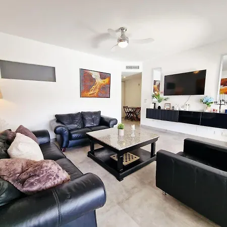 Urogallos Poolside Retreat 2br, 2 Baths & Shared Pool Apartment