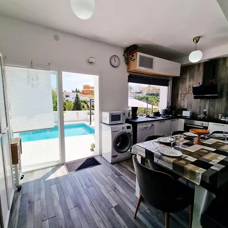 Urogallos Poolside Retreat 2br, 2 Baths & Shared Pool Apartment Santa Fe de los Boliches