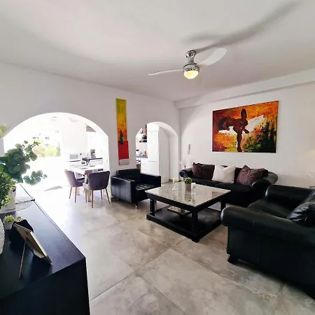 Urogallos Poolside Retreat 2br, 2 Baths & Shared Pool