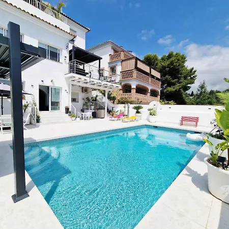 Urogallos Poolside Retreat 2br, 2 Baths & Shared Pool